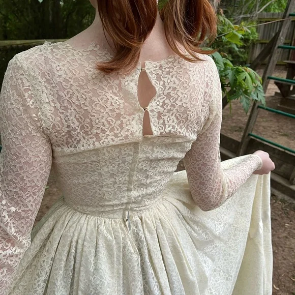 Vintage lace 1960’s long sleeve lace wedding dress - Picture 2 of 13